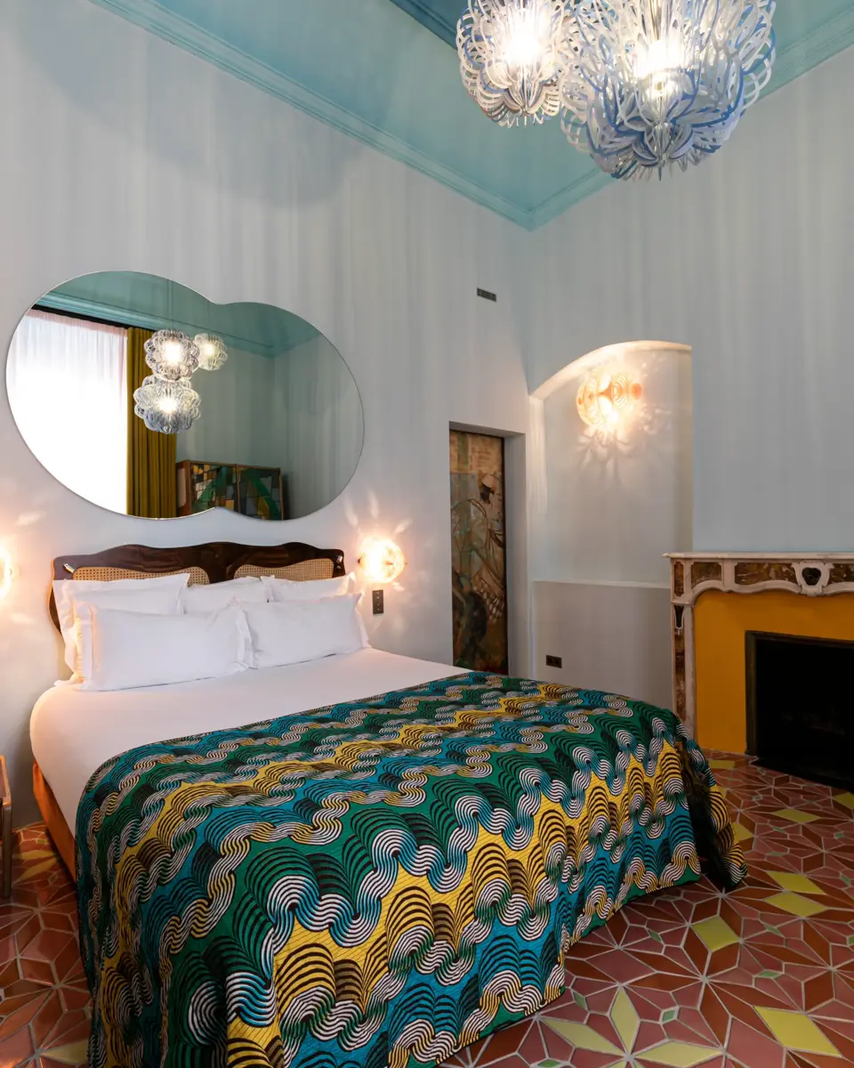 Chambre bleue à l'hôtel L'Arlatan, à Arles