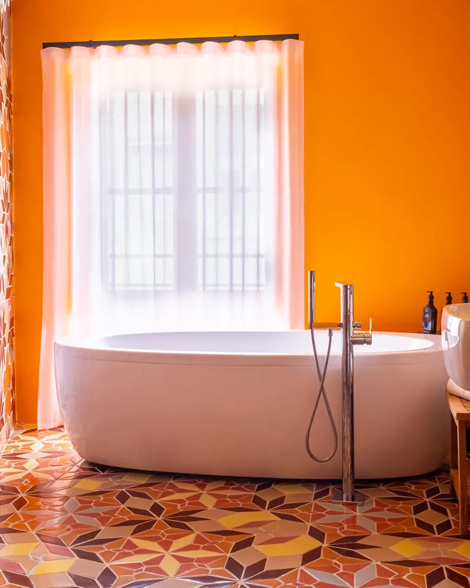 Baignoire dans une salle de bain de l'hôtel L'Arlatan
