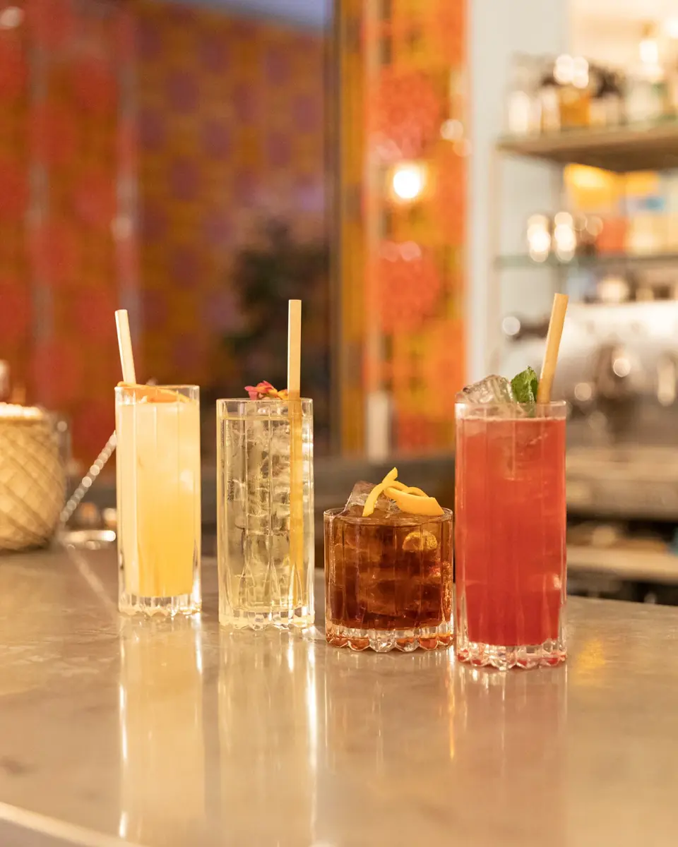 Cocktails sur le bar de L'Arlatan, hôtel à Arles