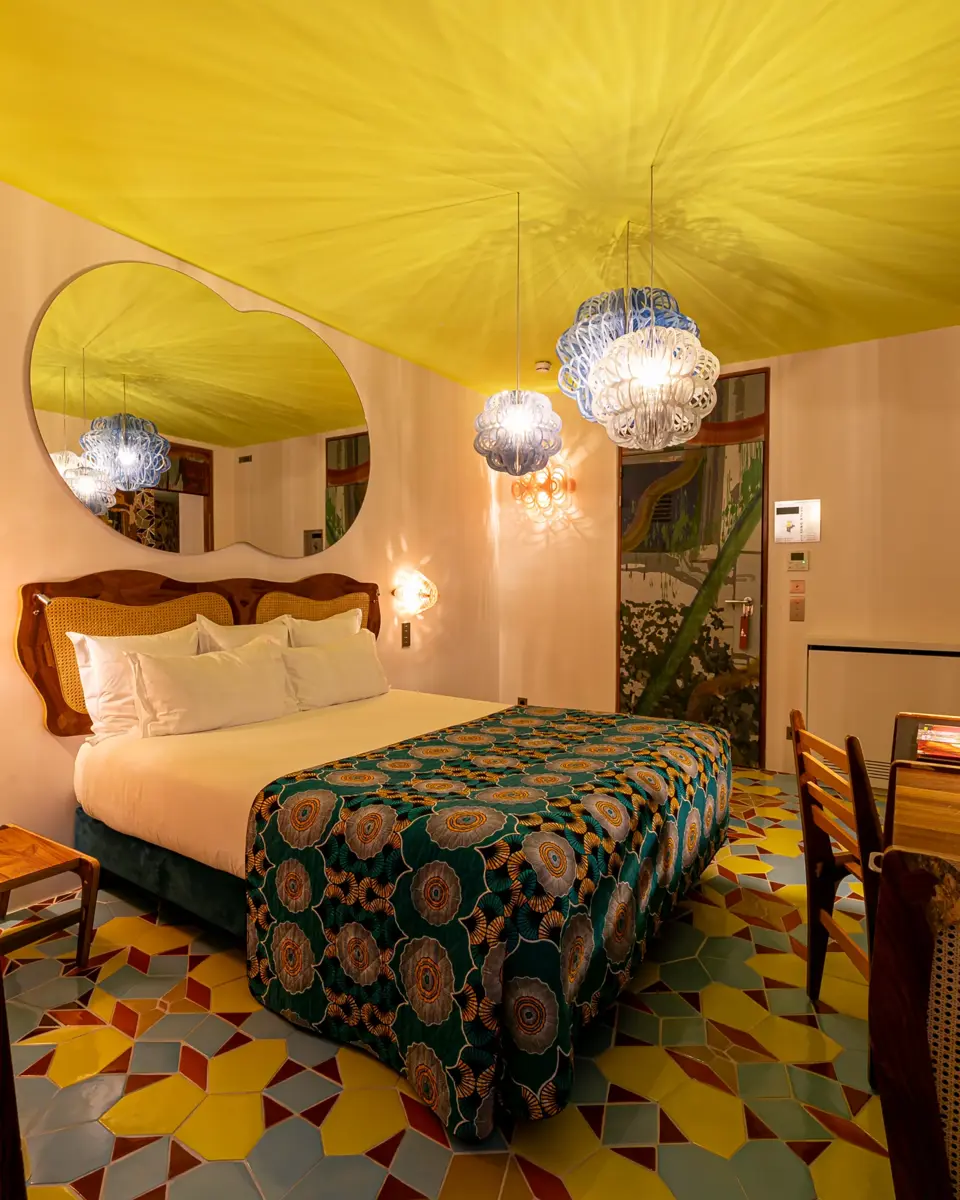 Lit sous un plafond vert à l'hôtel L'Arlatan