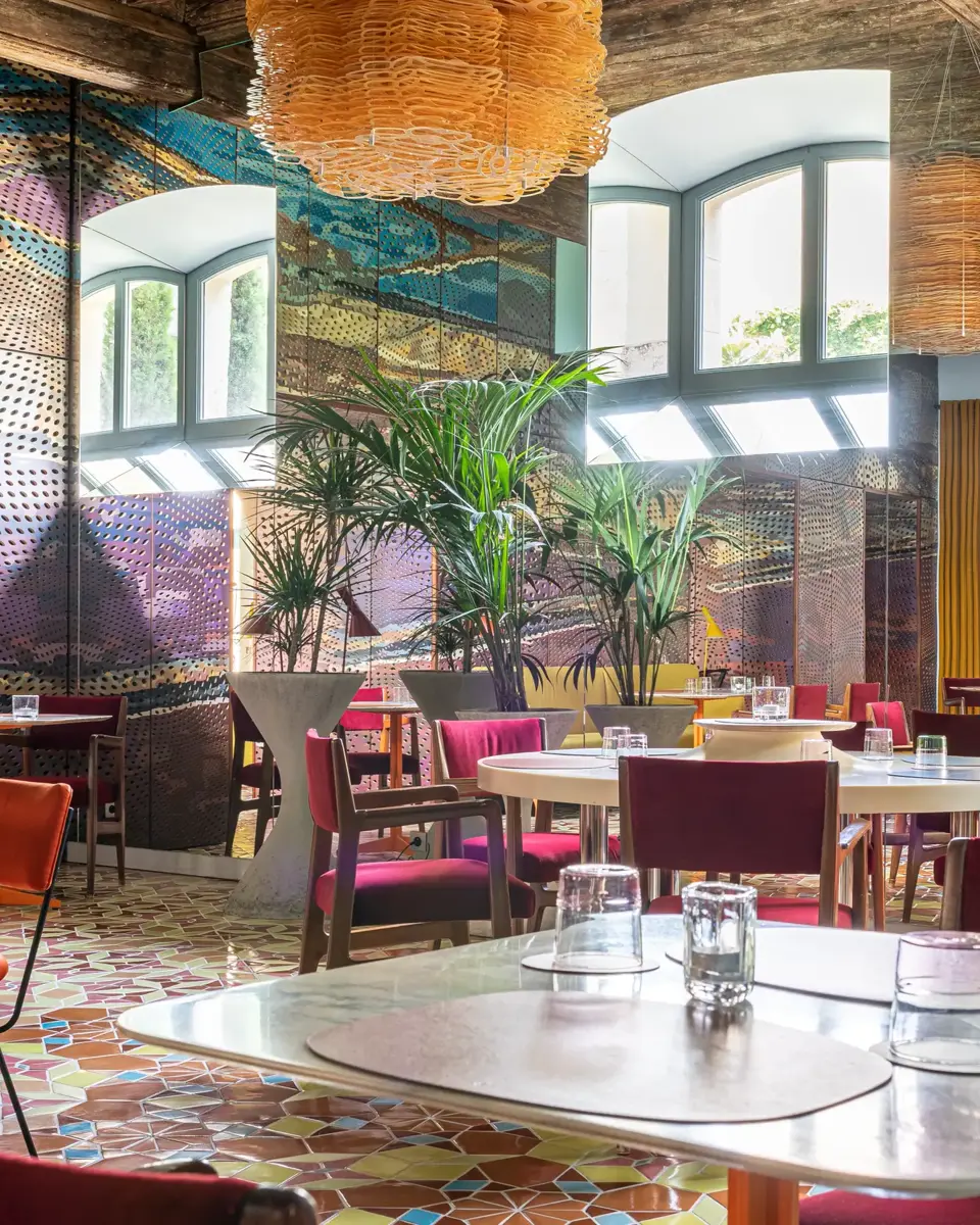 Salle de restaurant de L'Arlatan, hôtel à Arles
